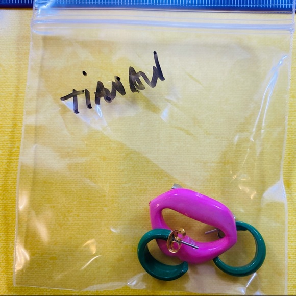 Little vintage pink lips pin and green lucite earrings lot - Picture 5 of 5